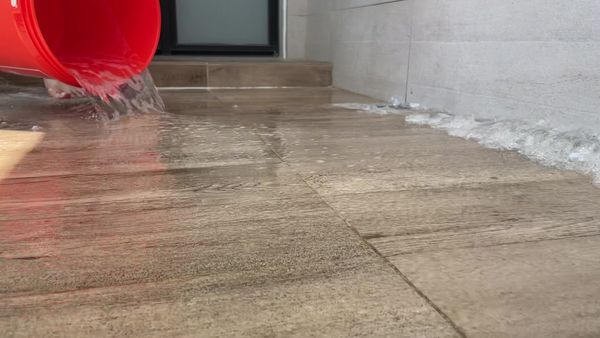 Ngâm nước kiểm tra chống thấm sàn nhà vệ sinh